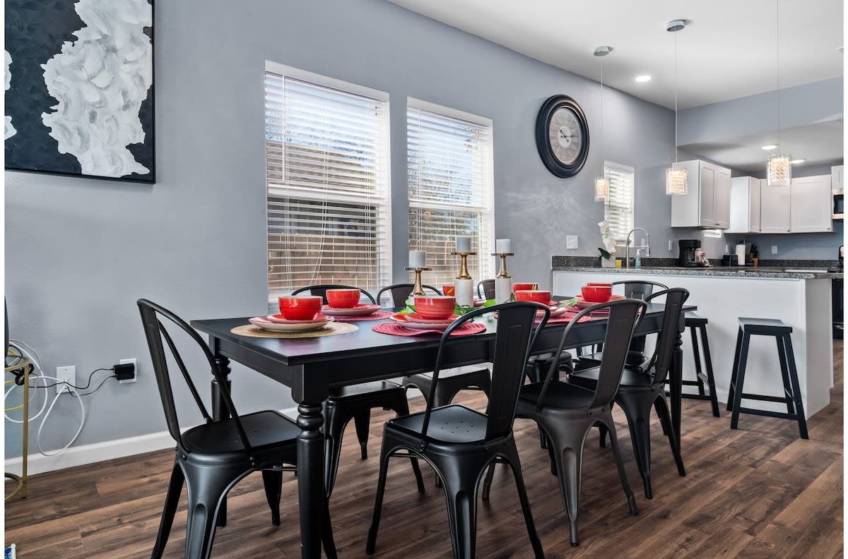 Modern Amenities And Private Parking - Chic Eco-friendly Oasis - San Antonio, TX