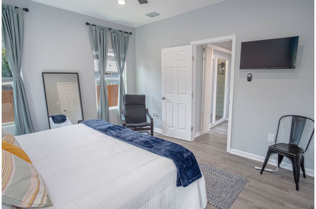 Delightfully Renovated 4 Br/2 Ba Near Dt Riverwalk - San Antonio, TX
