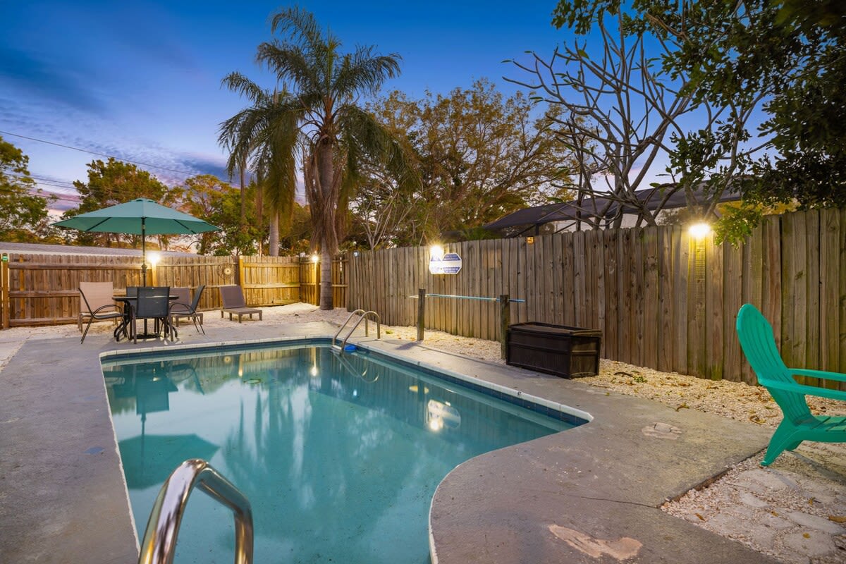 3 miles to Honeymoon Island~ Firepit & Pool — Palm Harbor, FL — vacation rental