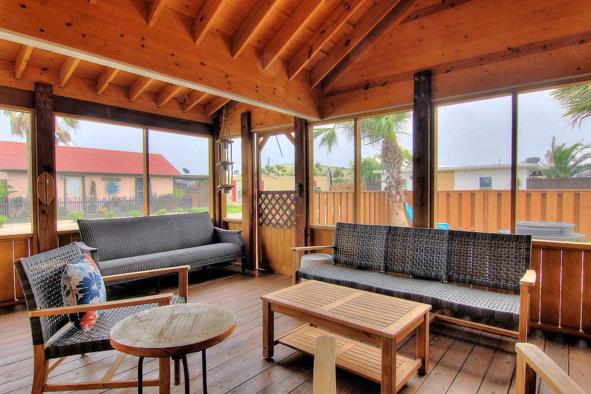 Centrally Located | 5 Min to Beach | Screen Porch