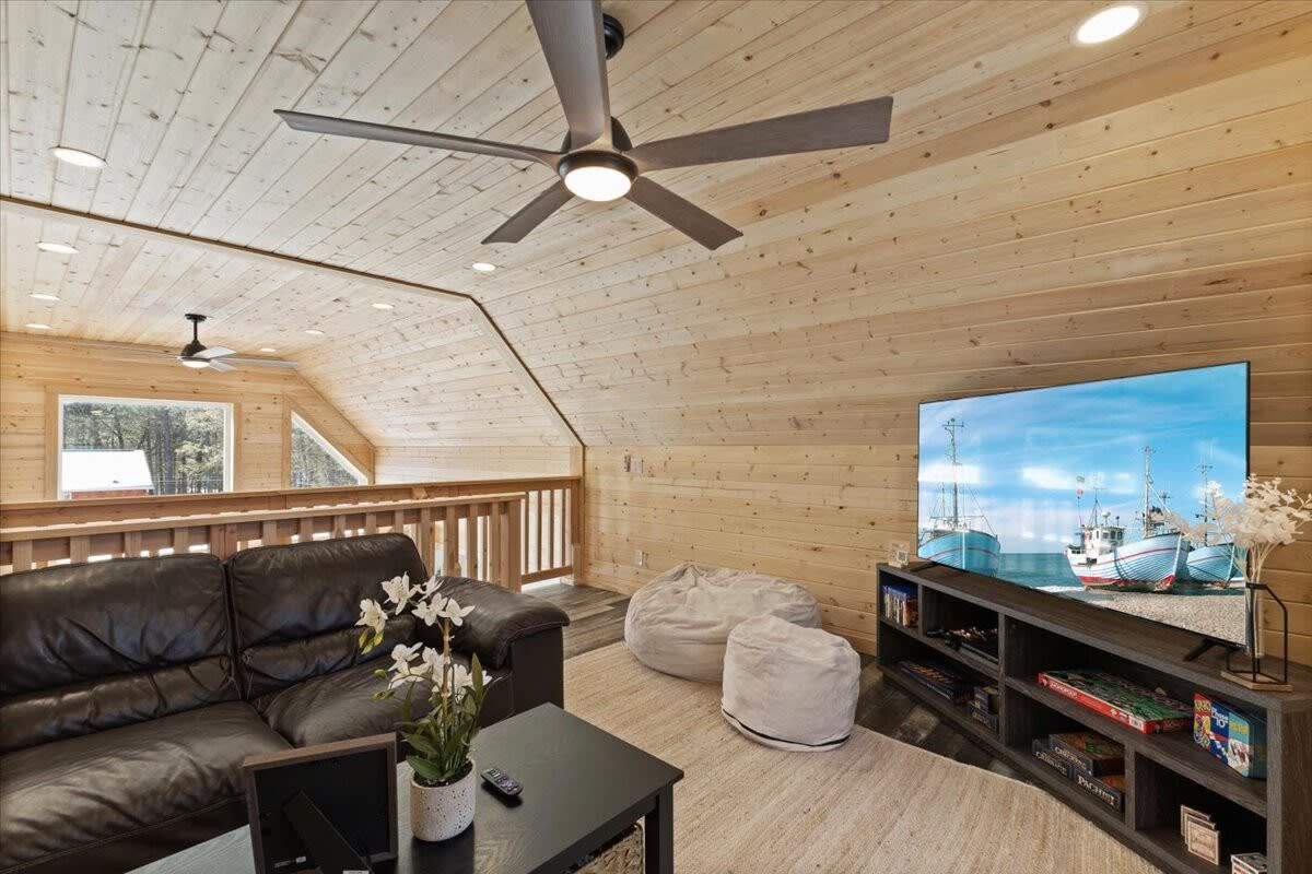 Driftwood Lodge | Movie Theater | Hot Tub | Sauna