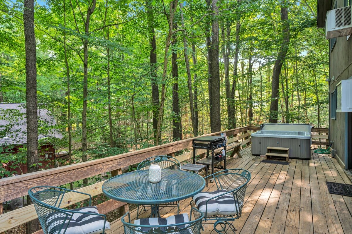 Lakeview Chalet | Arcade | Fire Pit | Lake Access