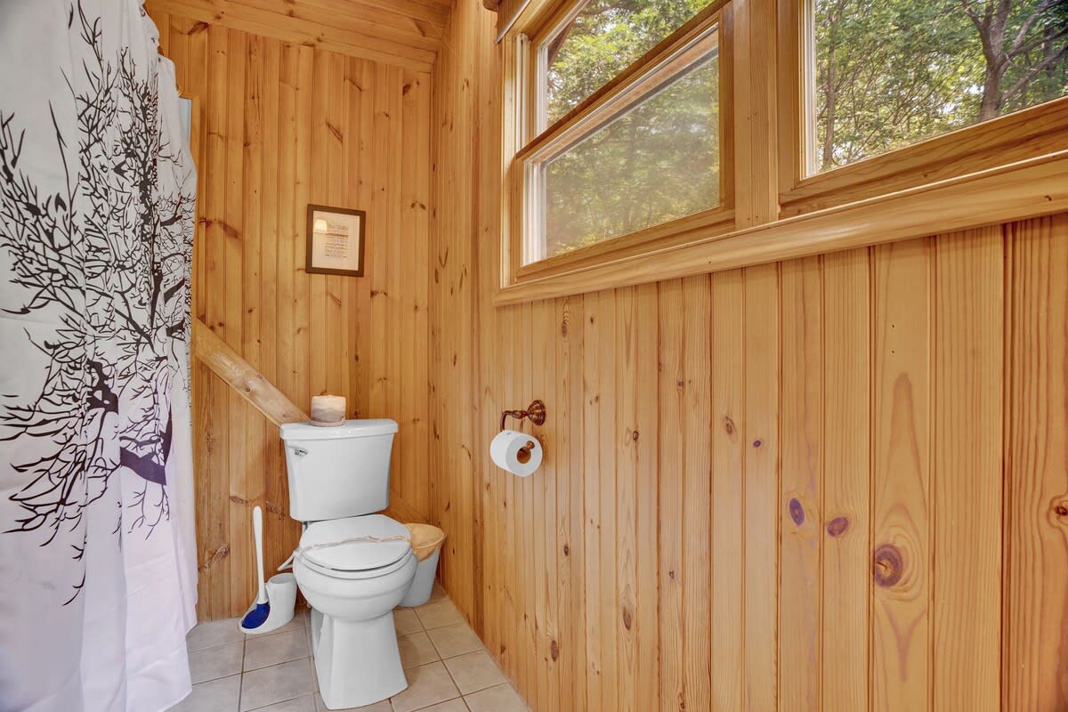 Authentic Pocono Log Cabin | Hot Tub | Lake Access