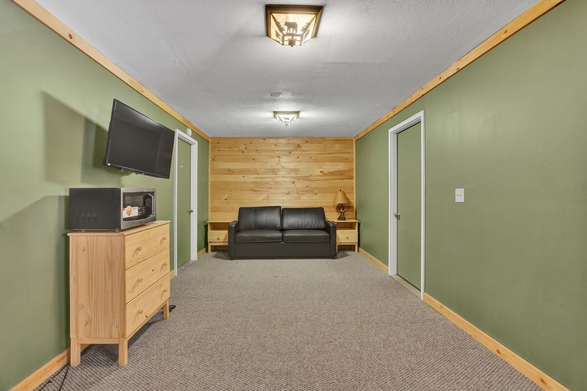 Authentic Pocono Log Cabin | Hot Tub | Lake Access