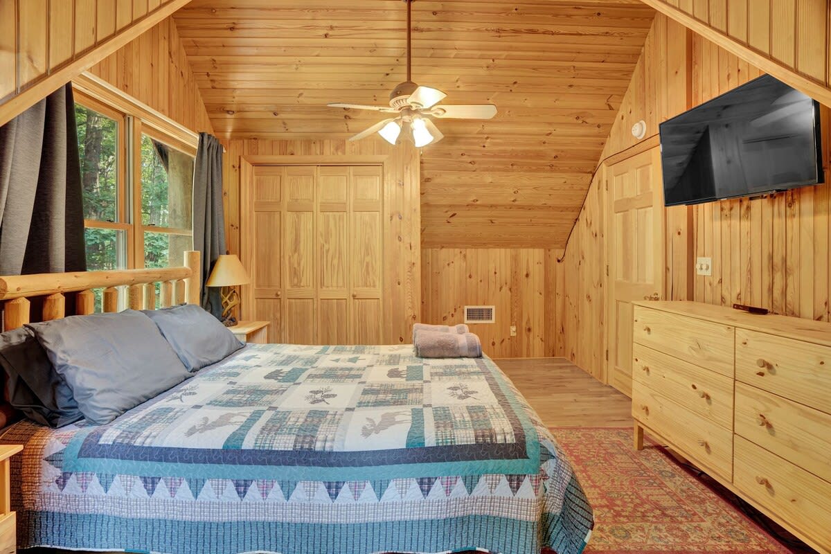 Authentic Pocono Log Cabin | Hot Tub | Lake Access