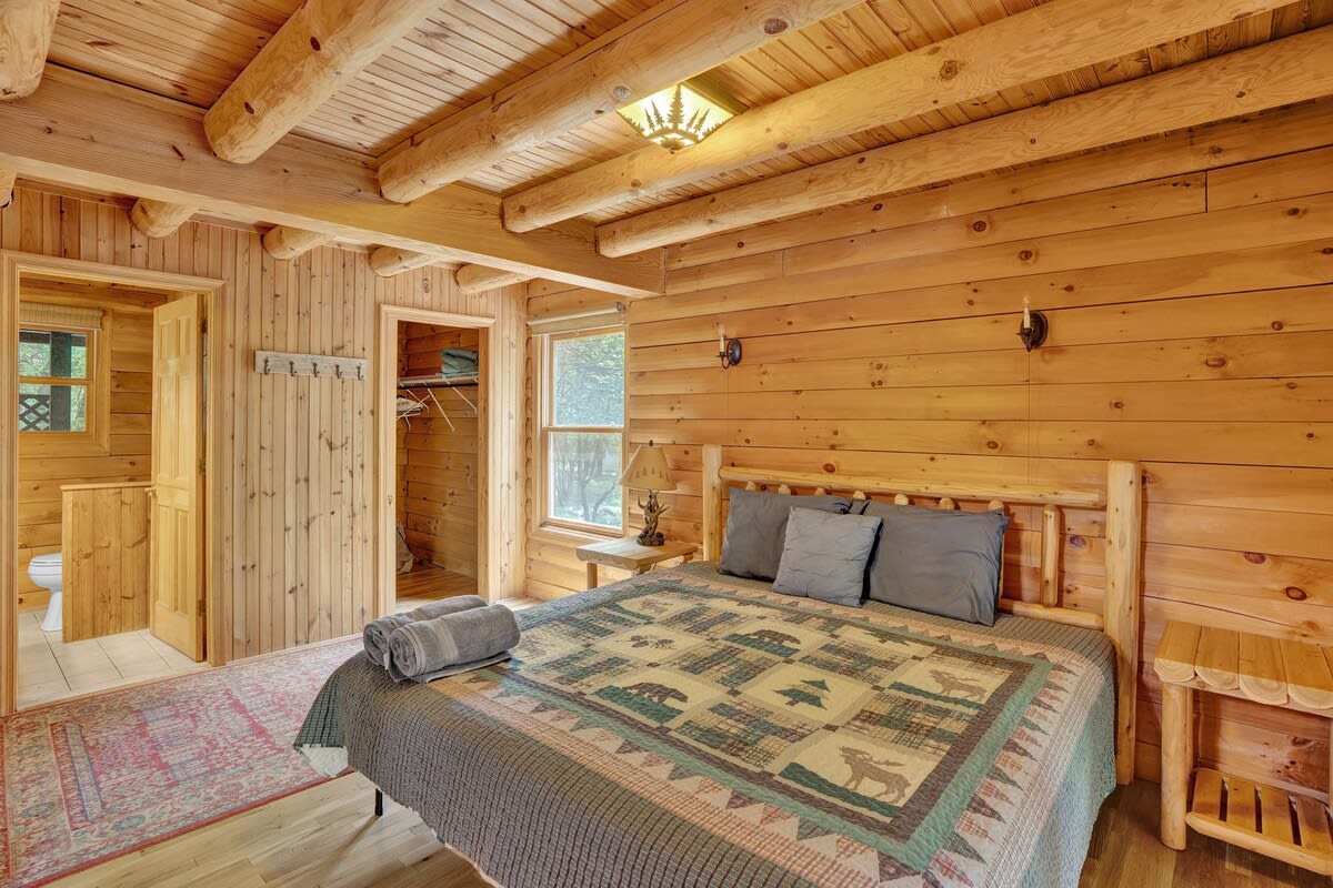 Authentic Pocono Log Cabin | Hot Tub | Lake Access