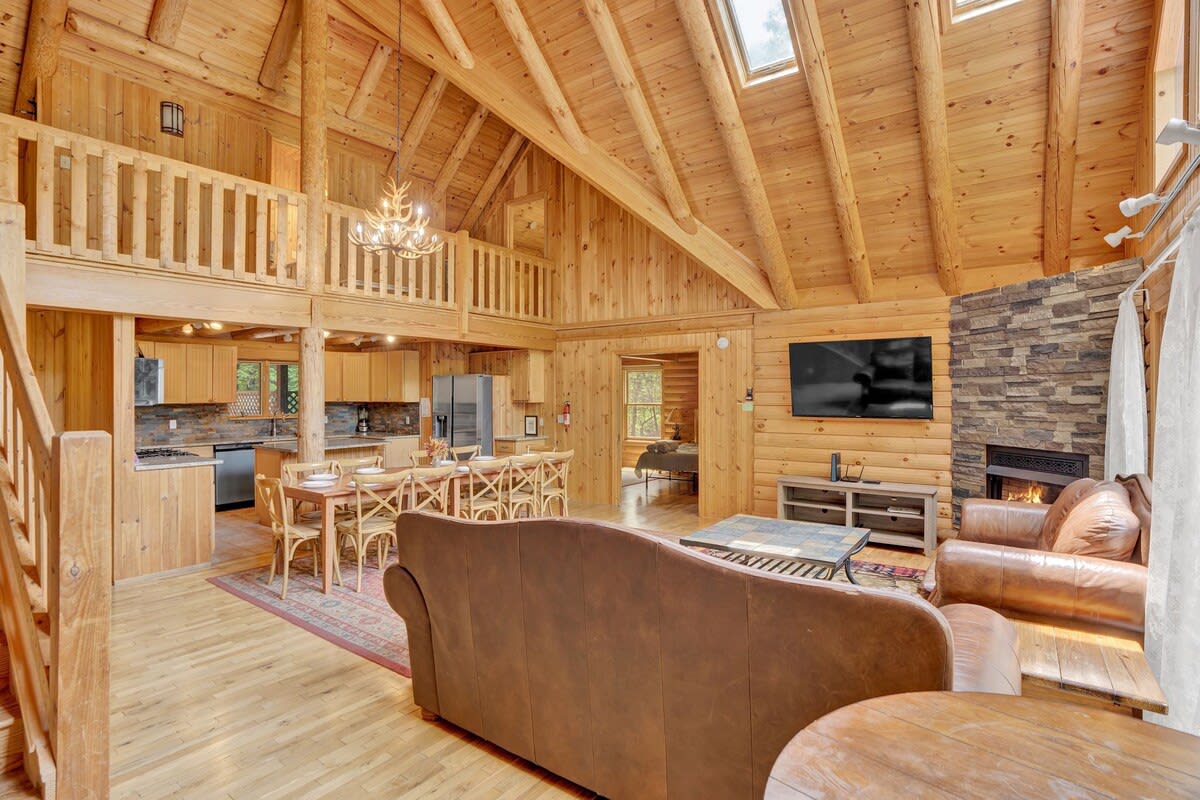 Authentic Pocono Log Cabin | Hot Tub | Lake Access