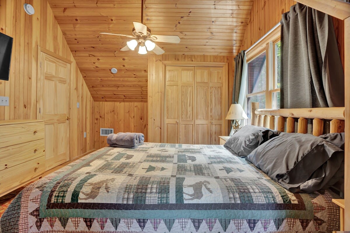 Authentic Pocono Log Cabin | Hot Tub | Lake Access