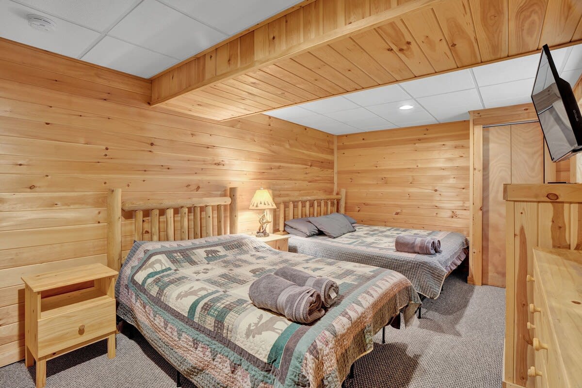Authentic Pocono Log Cabin | Hot Tub | Lake Access