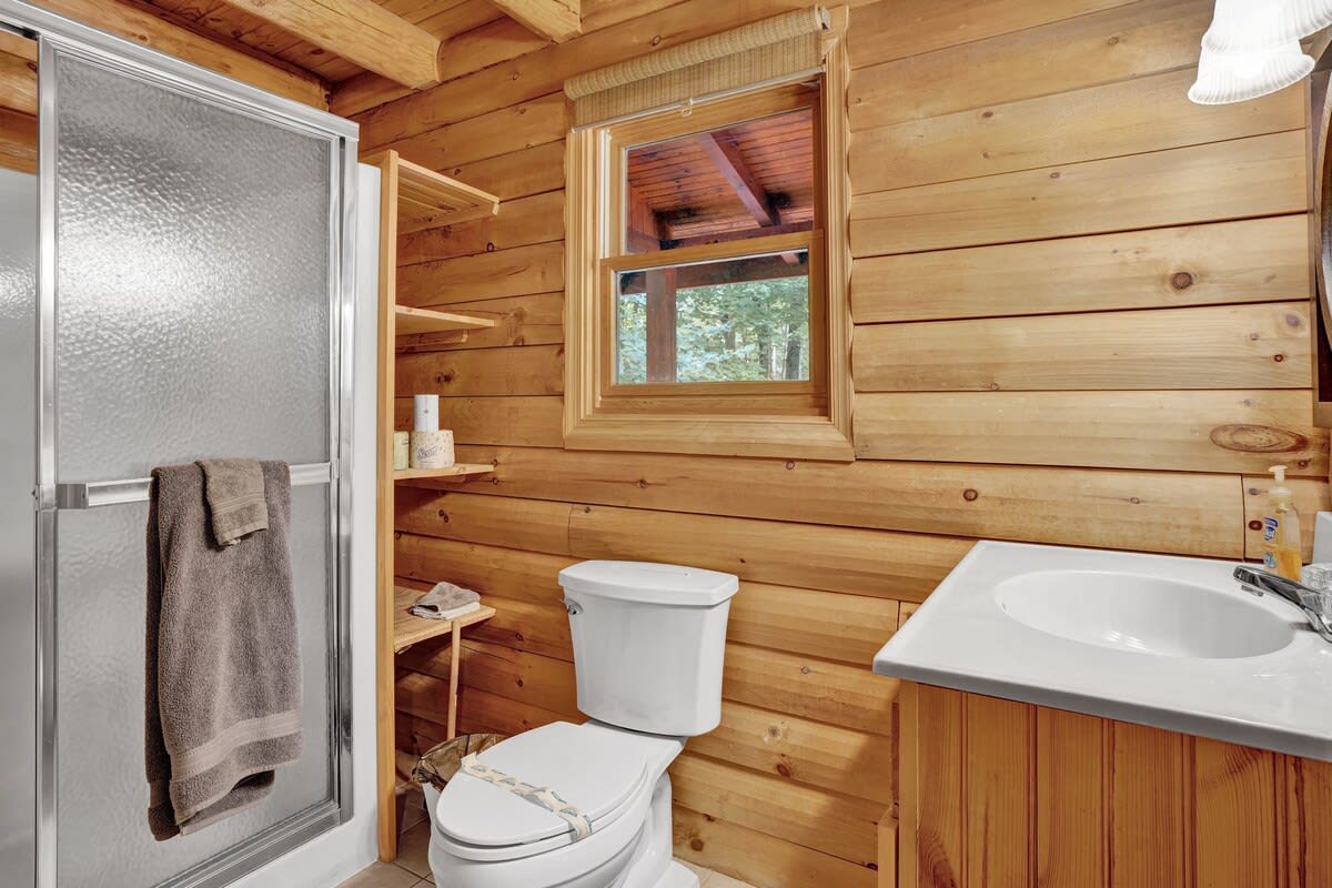 Authentic Pocono Log Cabin | Hot Tub | Lake Access