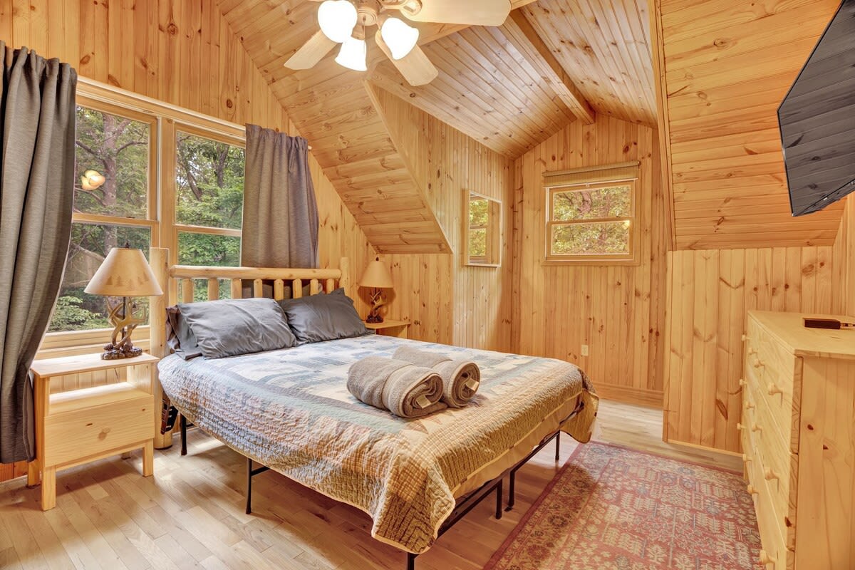 Authentic Pocono Log Cabin | Hot Tub | Lake Access