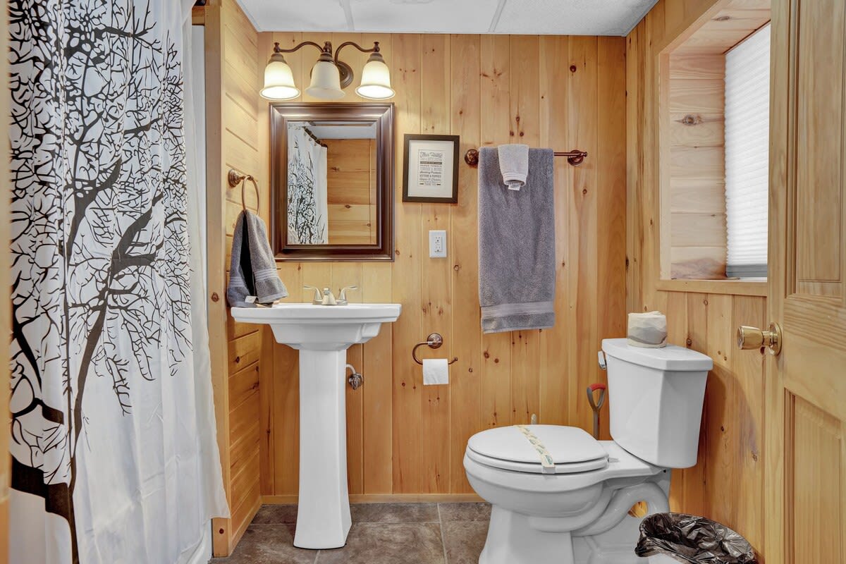 Authentic Pocono Log Cabin | Hot Tub | Lake Access