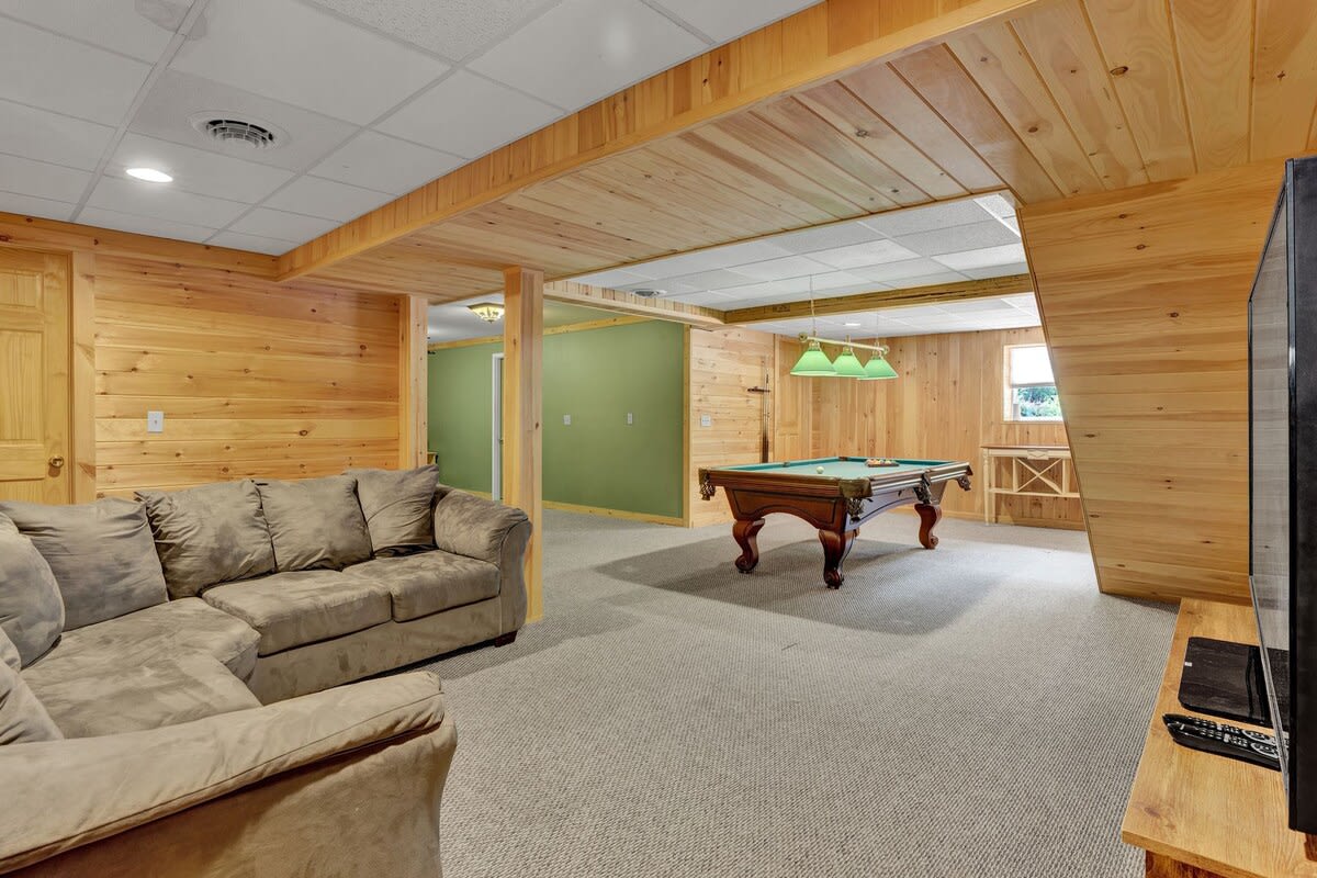 Authentic Pocono Log Cabin | Hot Tub | Lake Access