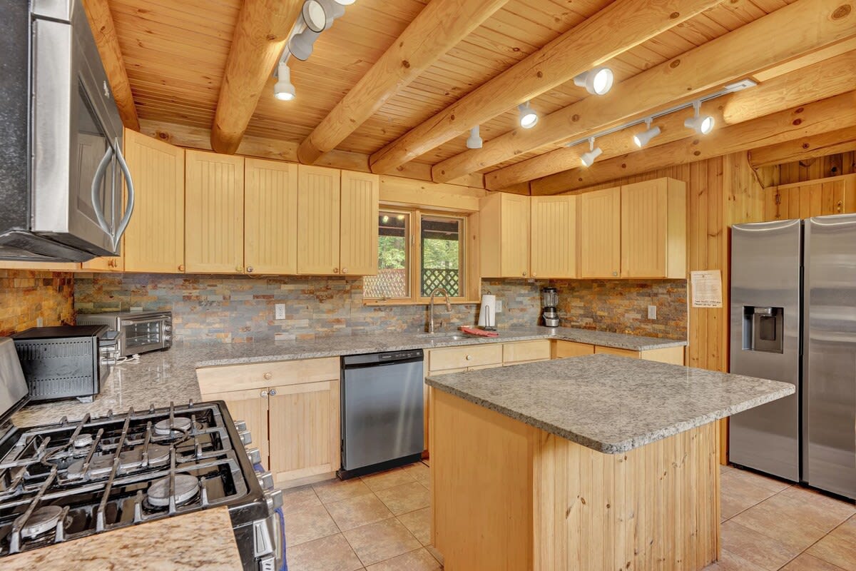 Authentic Pocono Log Cabin | Hot Tub | Lake Access