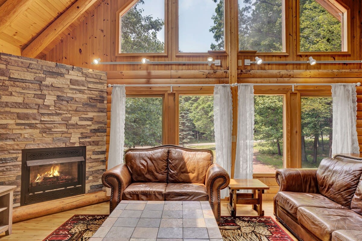 Authentic Pocono Log Cabin | Hot Tub | Lake Access