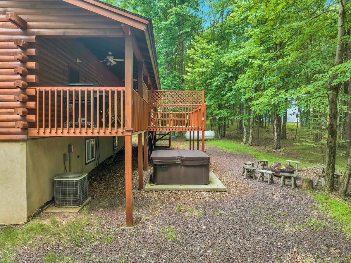 Authentic Pocono Log Cabin | Hot Tub | Lake Access