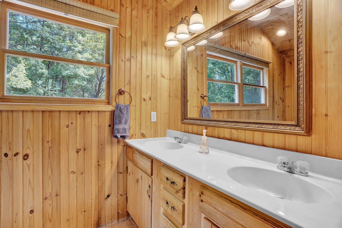 Authentic Pocono Log Cabin | Hot Tub | Lake Access