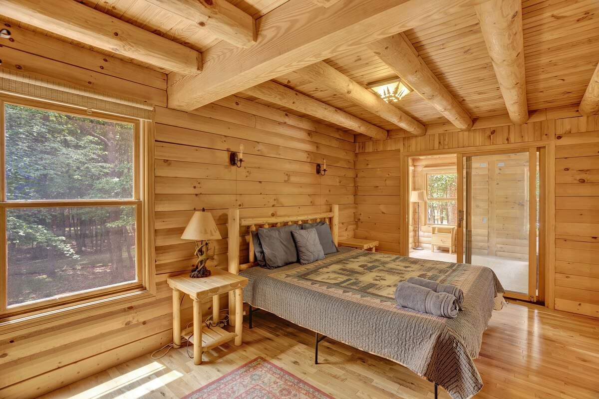 Authentic Pocono Log Cabin | Hot Tub | Lake Access