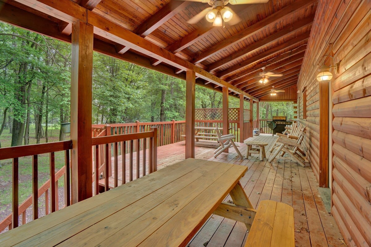 Authentic Pocono Log Cabin | Hot Tub | Lake Access