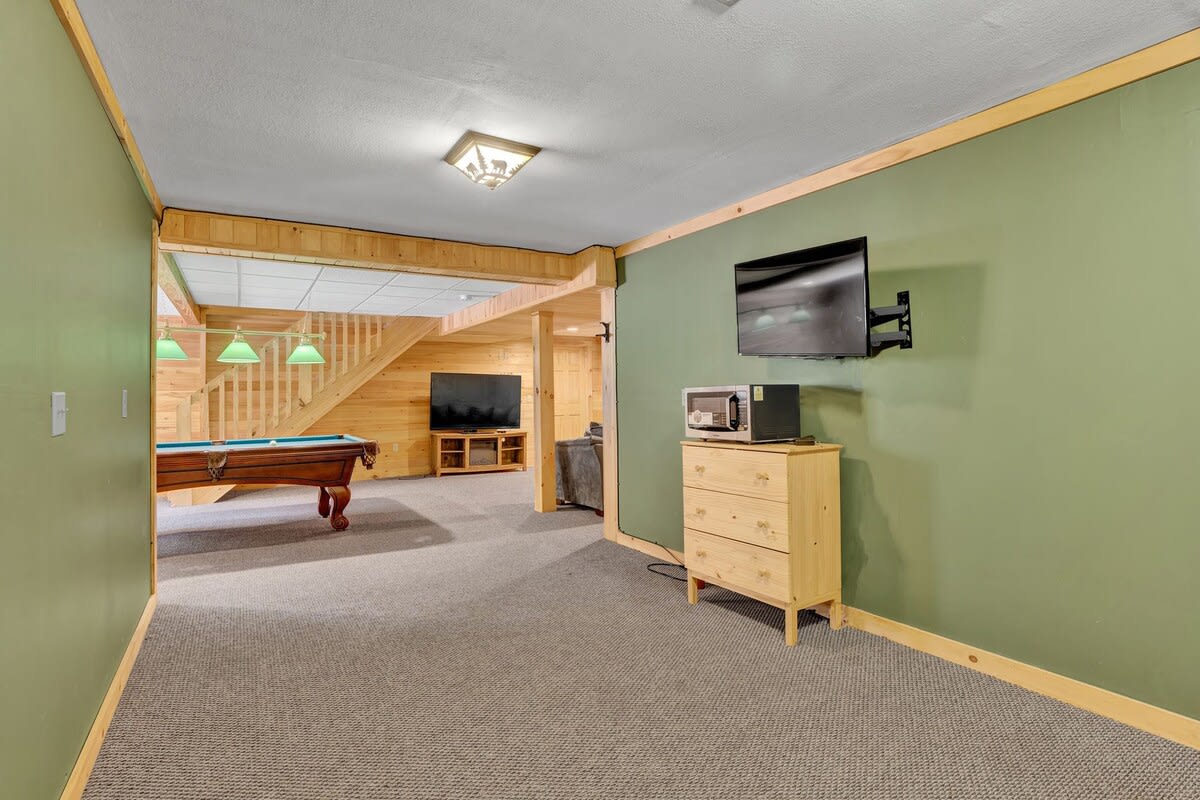 Authentic Pocono Log Cabin | Hot Tub | Lake Access