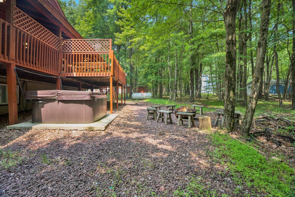 Authentic Pocono Log Cabin | Hot Tub | Lake Access