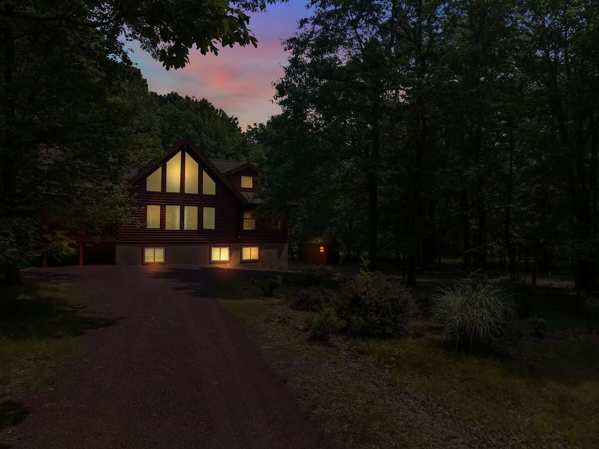Authentic Pocono Log Cabin | Hot Tub | Lake Access