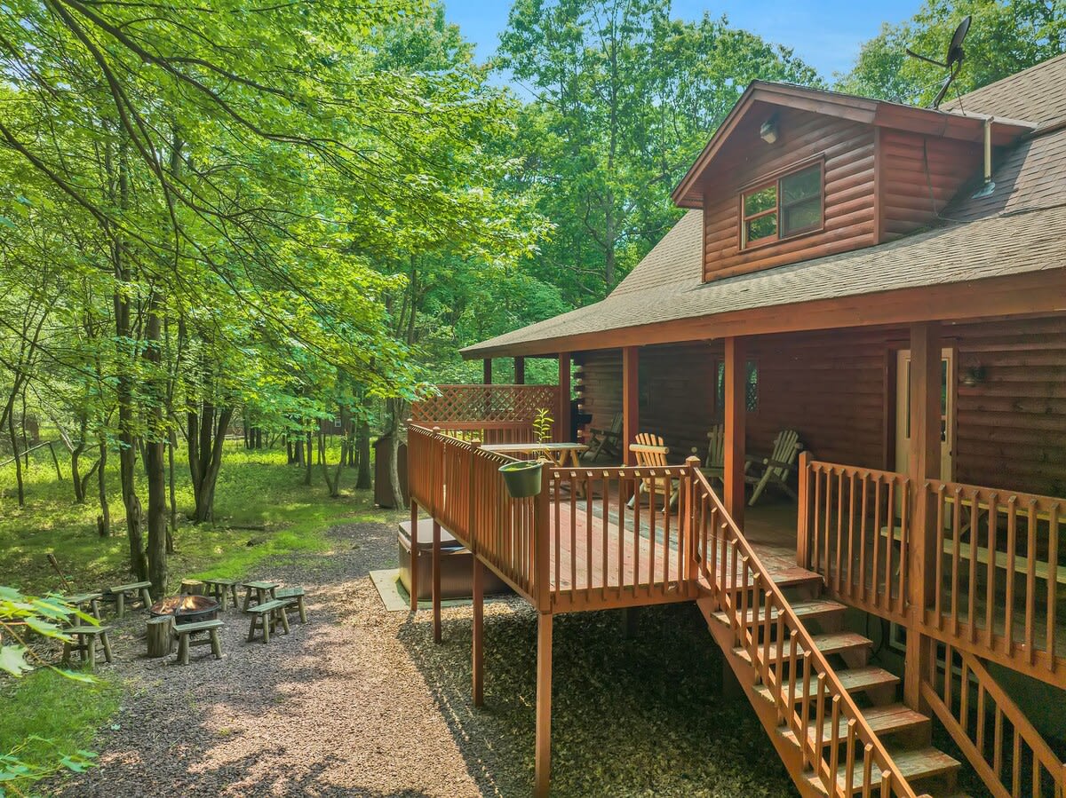 Authentic Pocono Log Cabin | Hot Tub | Lake Access