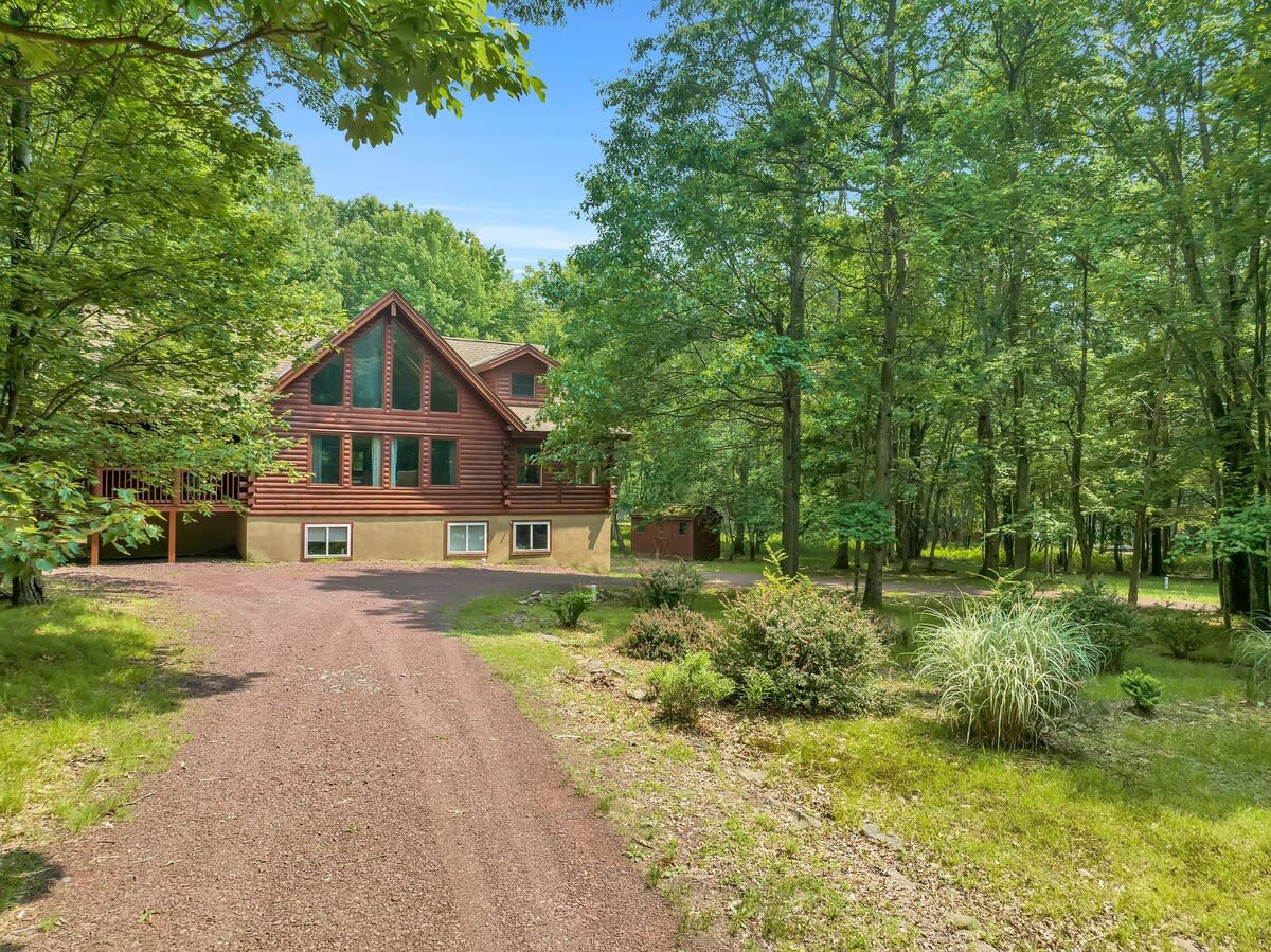 Authentic Pocono Log Cabin | Hot Tub | Lake Access