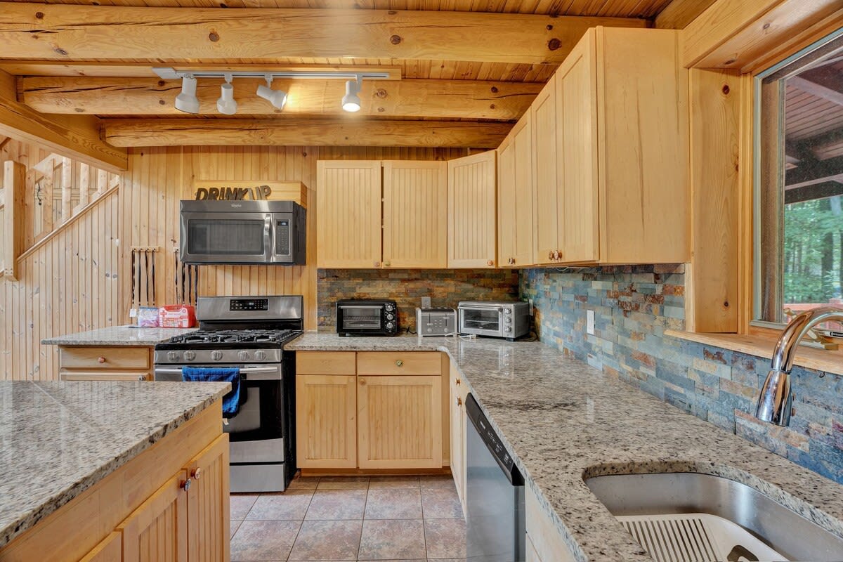 Authentic Pocono Log Cabin | Hot Tub | Lake Access
