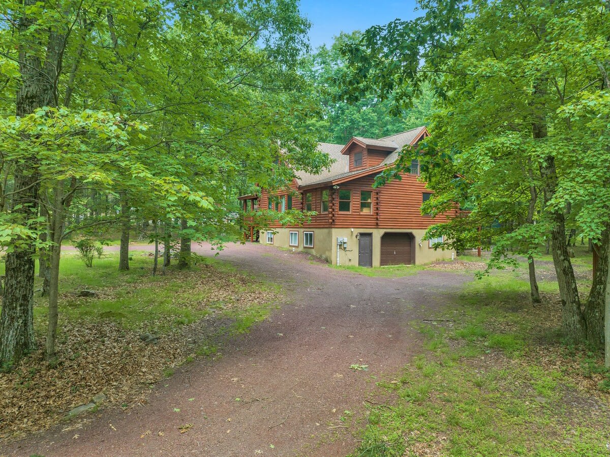 Authentic Pocono Log Cabin | Hot Tub | Lake Access