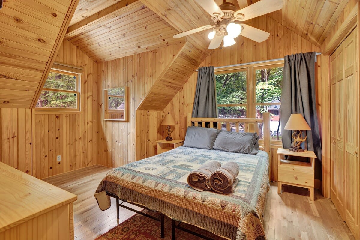 Authentic Pocono Log Cabin | Hot Tub | Lake Access
