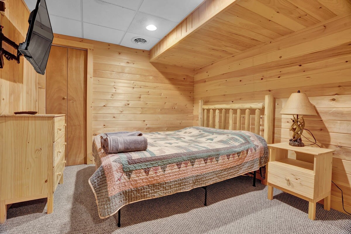 Authentic Pocono Log Cabin | Hot Tub | Lake Access