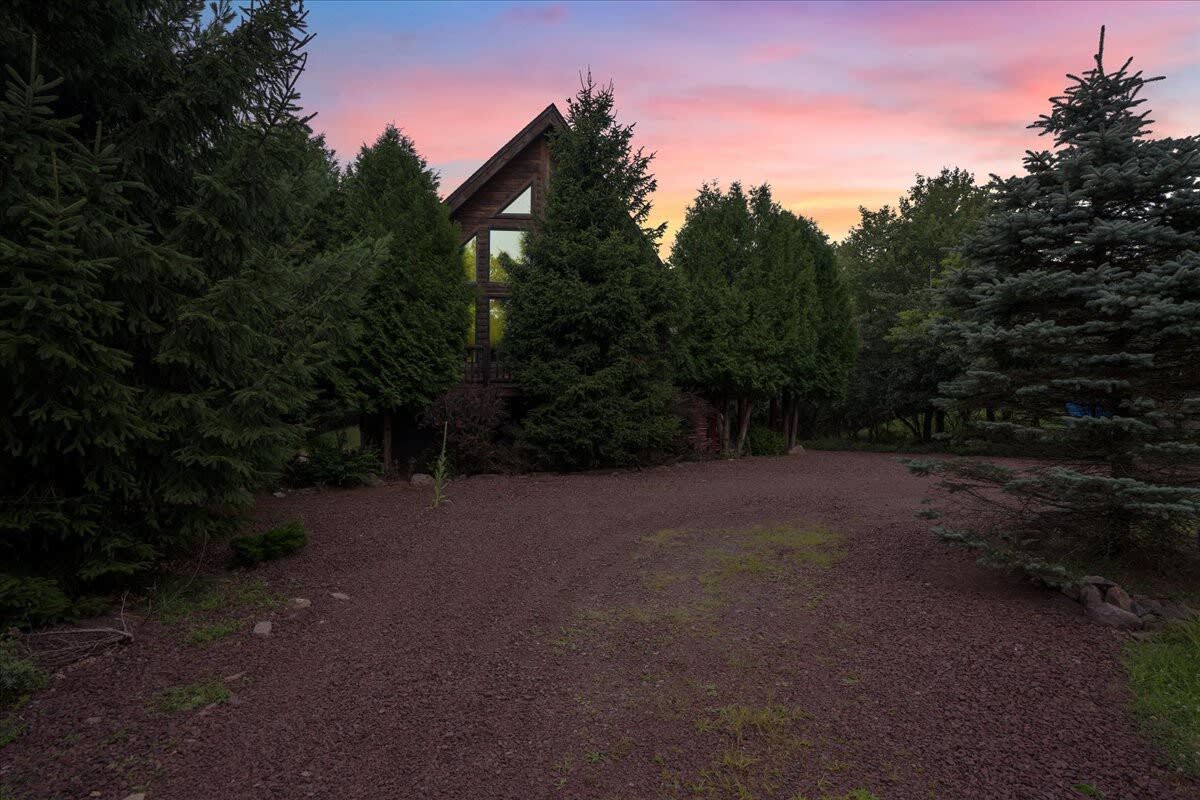 Authentic Pocono Log Cabin | Hot Tub | Pool Table