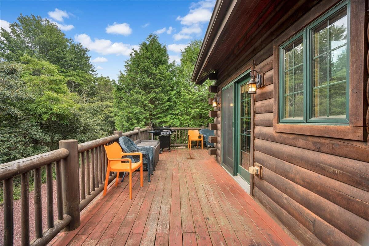 Authentic Pocono Log Cabin | Hot Tub | Pool Table