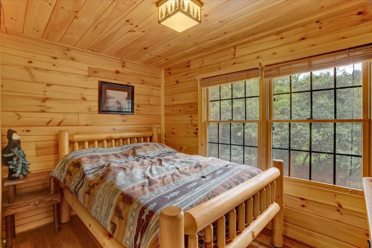 Authentic Pocono Log Cabin | Hot Tub | Pool Table