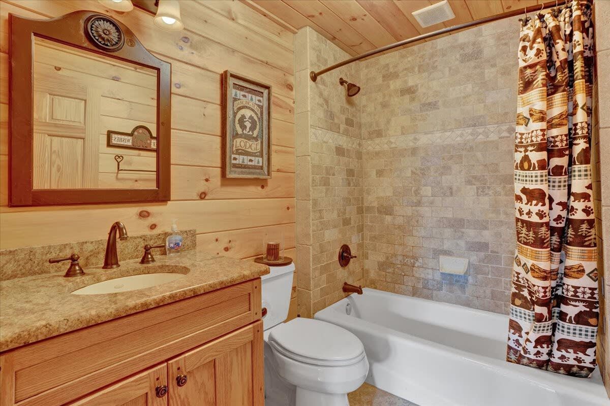 Authentic Pocono Log Cabin | Hot Tub | Pool Table