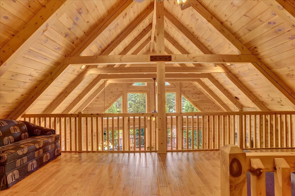 Authentic Pocono Log Cabin | Hot Tub | Pool Table