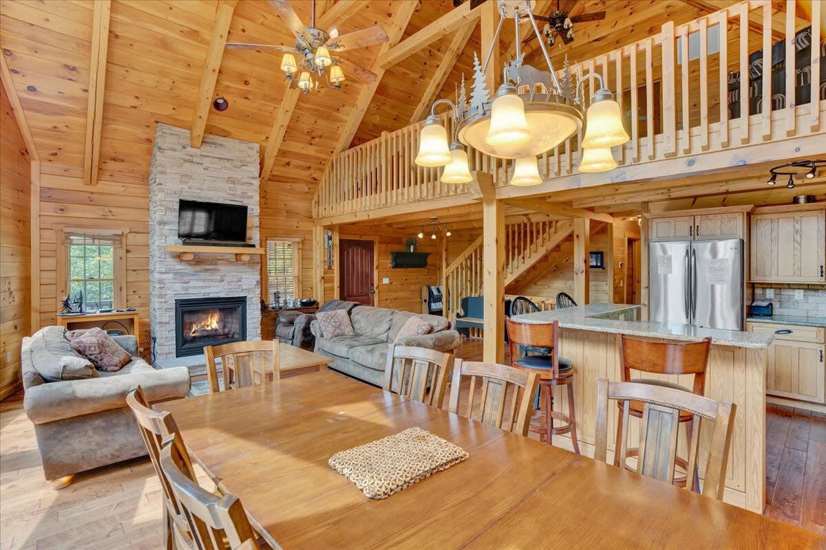 Authentic Pocono Log Cabin | Hot Tub | Pool Table
