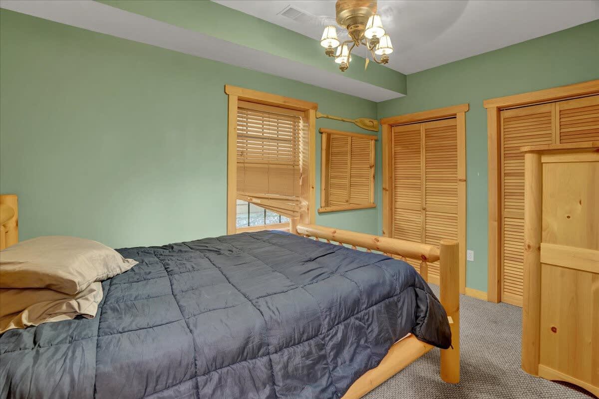Authentic Pocono Log Cabin | Hot Tub | Pool Table