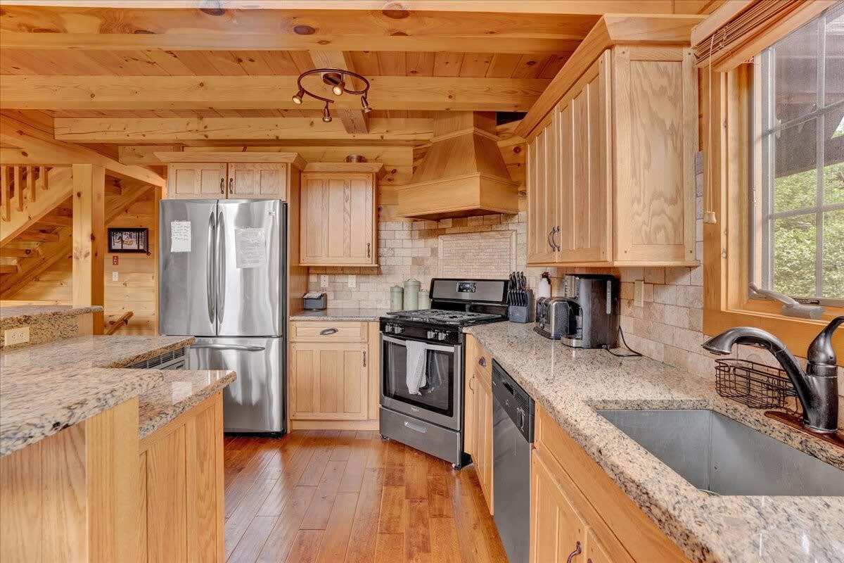 Authentic Pocono Log Cabin | Hot Tub | Pool Table