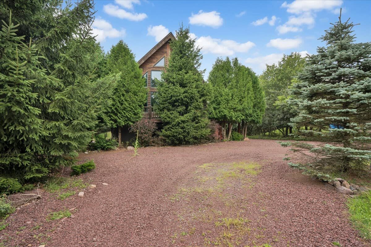 Authentic Pocono Log Cabin | Hot Tub | Pool Table