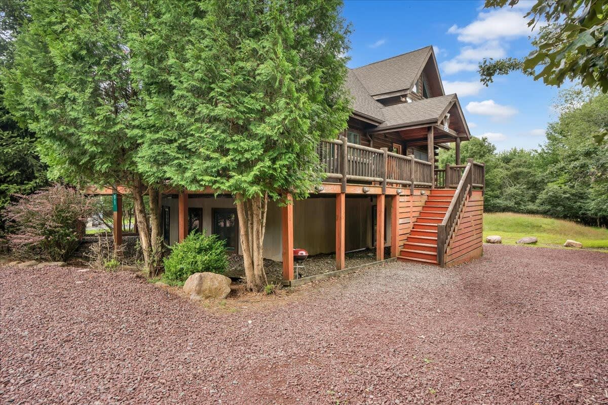 Authentic Pocono Log Cabin | Hot Tub | Pool Table