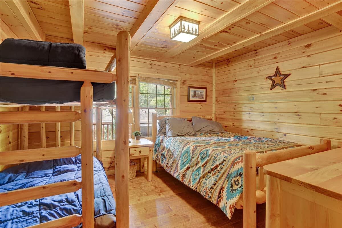 Authentic Pocono Log Cabin | Hot Tub | Pool Table