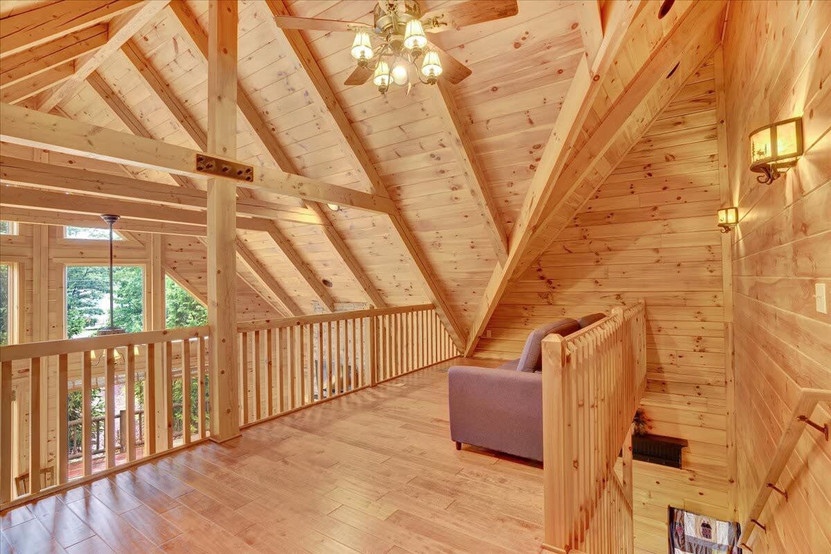 Authentic Pocono Log Cabin | Hot Tub | Pool Table