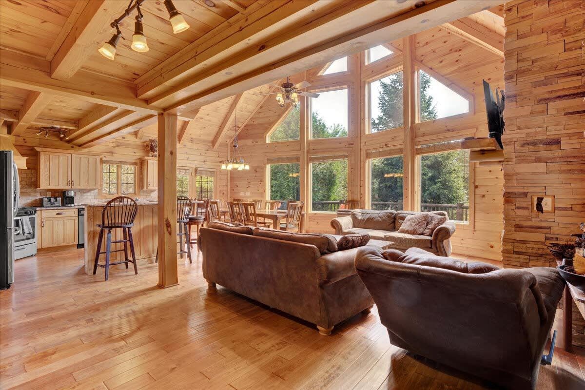 Authentic Pocono Log Cabin | Hot Tub | Pool Table