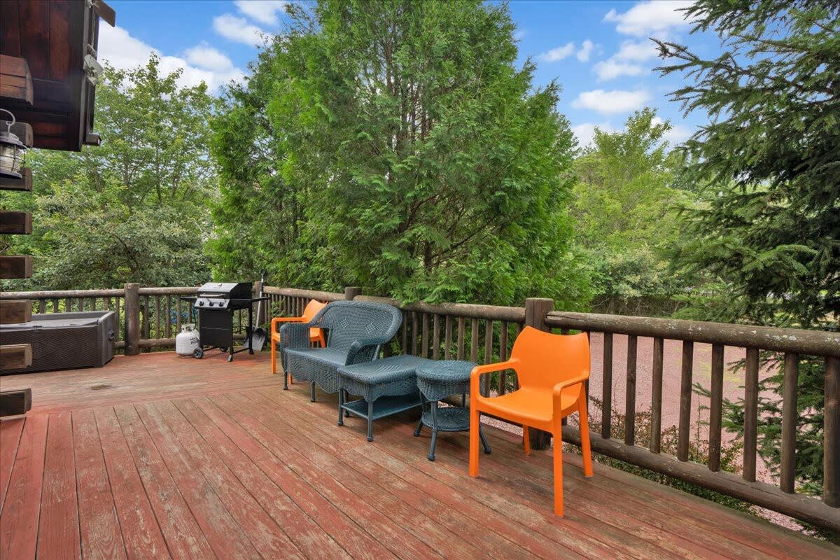 Authentic Pocono Log Cabin | Hot Tub | Pool Table