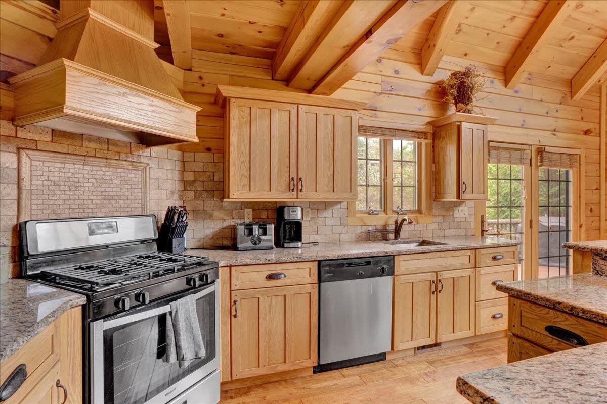 Authentic Pocono Log Cabin | Hot Tub | Pool Table