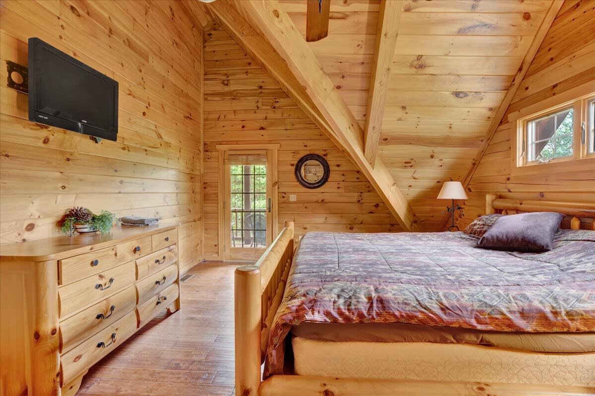 Authentic Pocono Log Cabin | Hot Tub | Pool Table