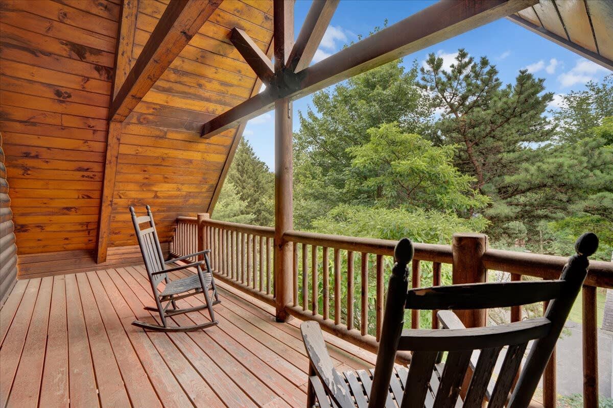 Authentic Pocono Log Cabin | Hot Tub | Pool Table