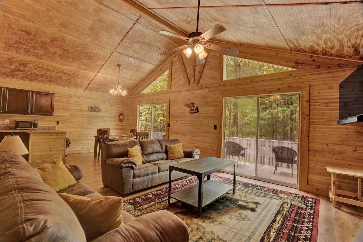 Pocono Chalet With Pool Table | 15 Min to Skiing